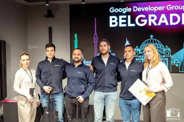 Tim u timskim duksevima na Build with AI hakatonu 2026.