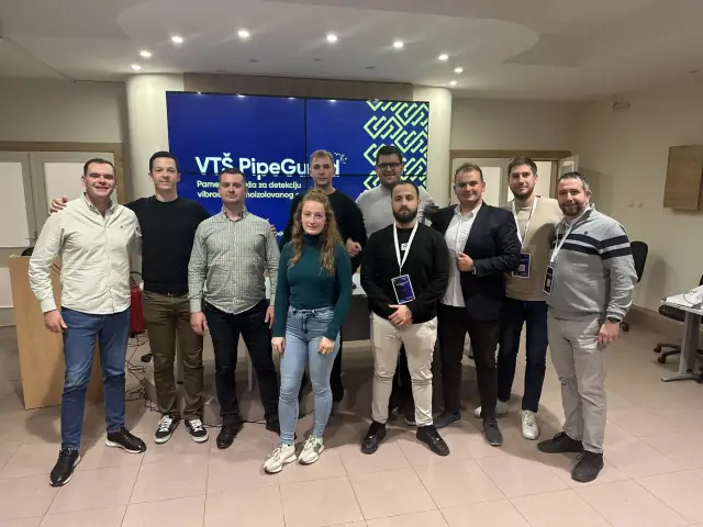 Tim ispred ekrana sa projektom na Simfinno Innovation hakatonu 2024.